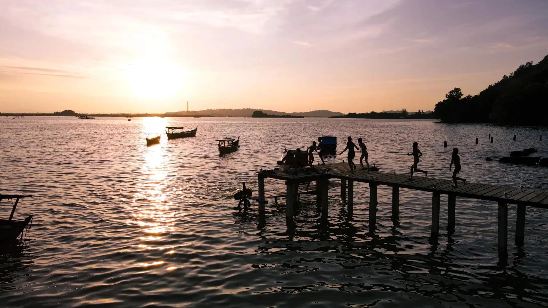 Perahu di atas air